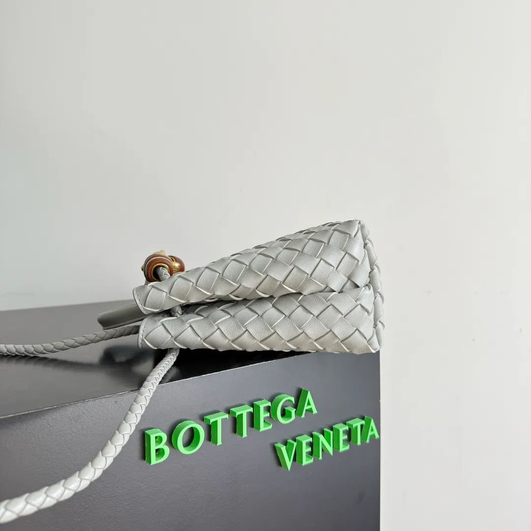 The new Andiamo batch of 3060 BV is shipped‼ ️The classic intercciato weaving process is used to create a soft bag, the metal knot is made of micro-cast aluminum using jewelry technology🪢, and the decorative beads are made of metal and hand-polished oak, allowing you to jump repeatedly between elegance and fun💃, making it unpredictable. Classic and versatile, it shows off your temperament, and the bag has a large capacity, making it very convenient for daily commuting! It has a variety of carrying methods, the shoulder straps can be adjusted by yourself, the original lambskin feels soft and delicate, and the unisex style breaks gender boundaries and brings a more practical and long-lasting use experience. The Andiamo, which has both elegant and casual styles, perfectly interprets the "fashionable old money style". Style number: 743568+wood hardware Color: silver gray Size: 25*22*10.5cm